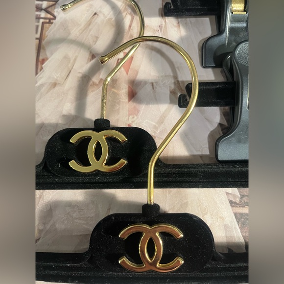 CHANEL black Velvet Hangers with Gold Chanel Logo Hangers set of 6 🎩🎩🎩🎩🎩🎩🎩🎩🎩🎩🎩 - Picture 5 of 7